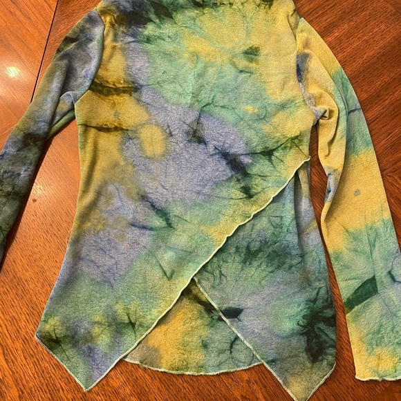 Long sleeve sheer asymmetrical mesh top - Picture 3 of 5